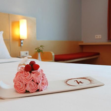 Arcadia Surabaya Hotel Luaran gambar