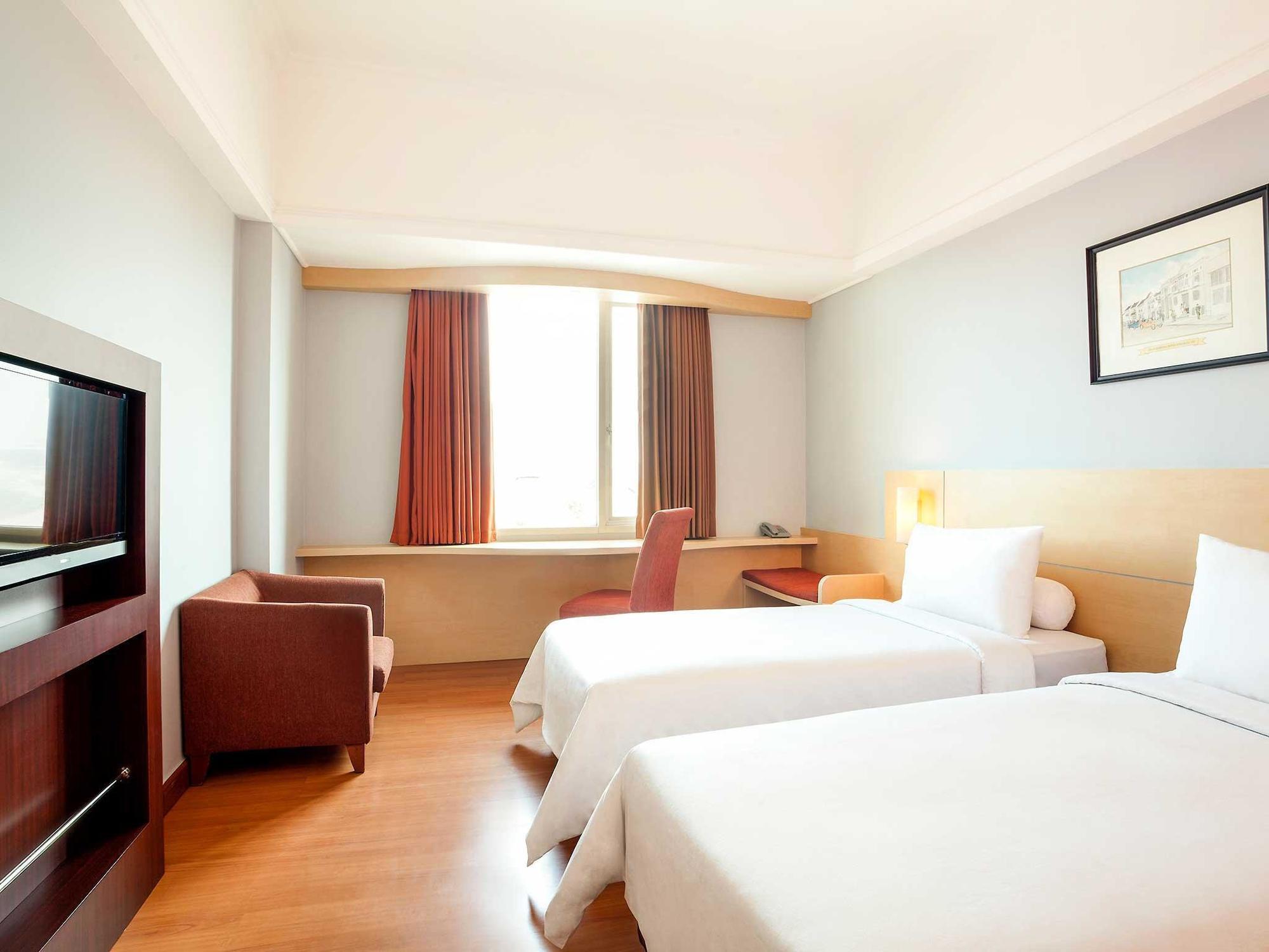 Arcadia Surabaya Hotel Luaran gambar