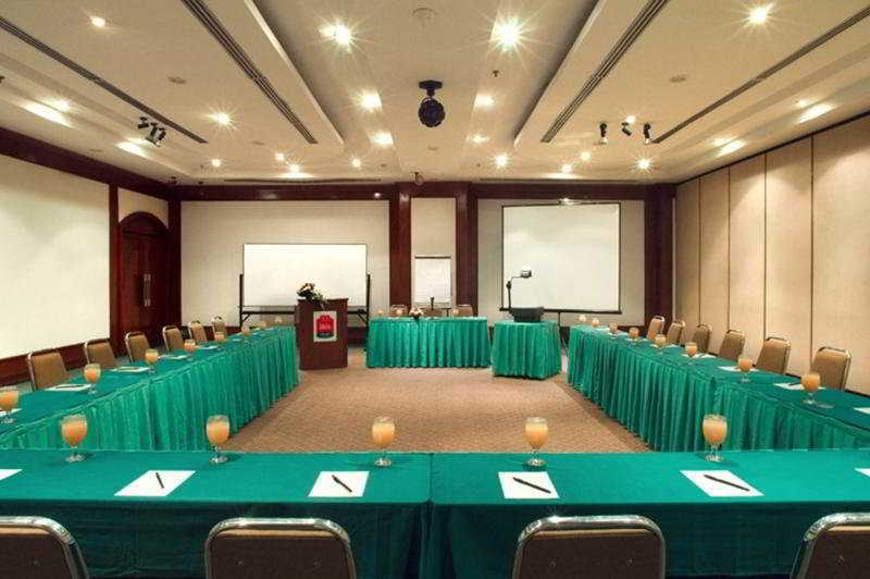 Arcadia Surabaya Hotel Luaran gambar
