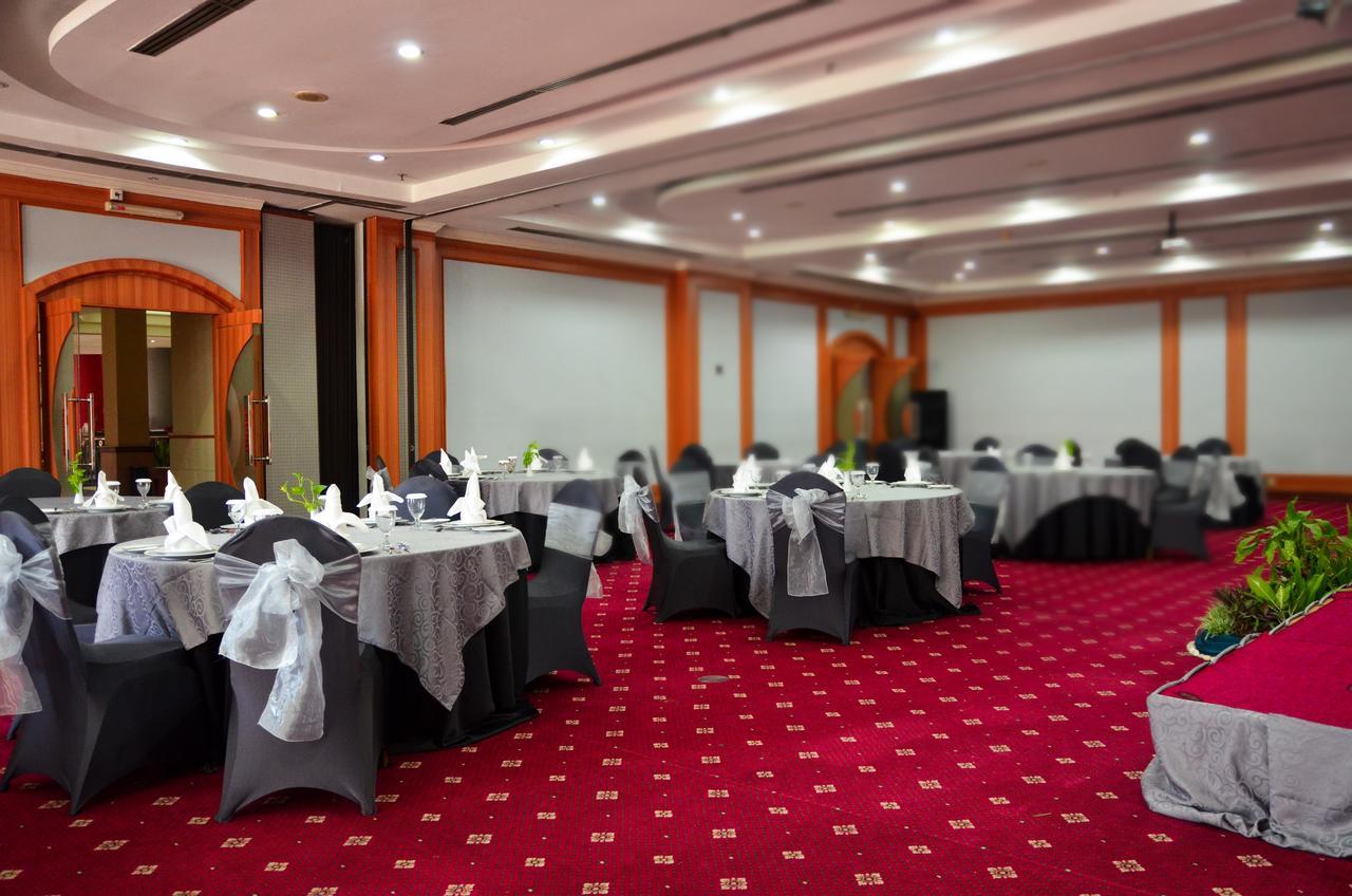 Arcadia Surabaya Hotel Luaran gambar
