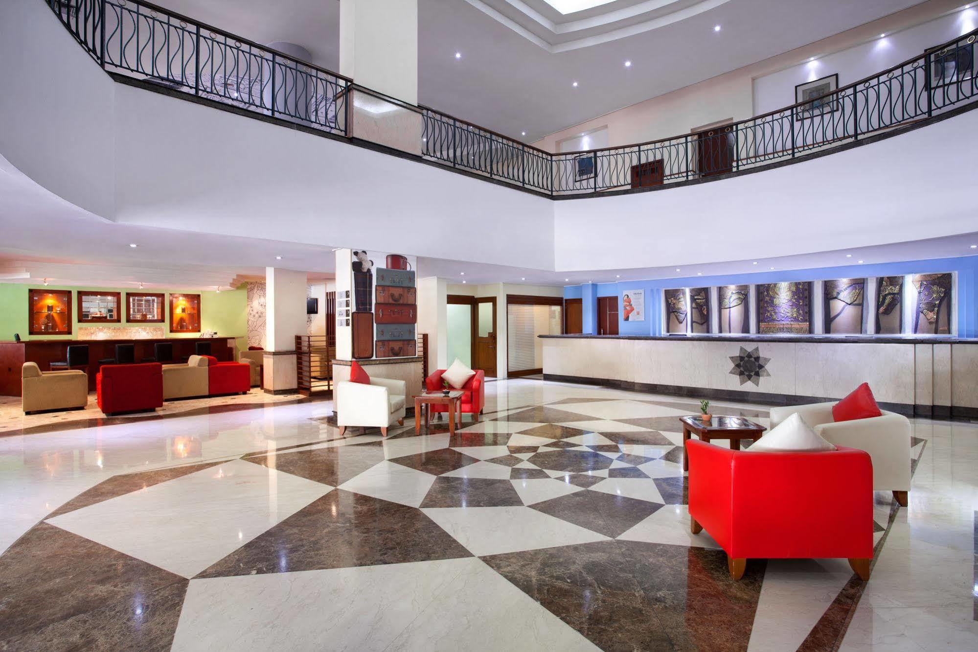 Arcadia Surabaya Hotel Luaran gambar
