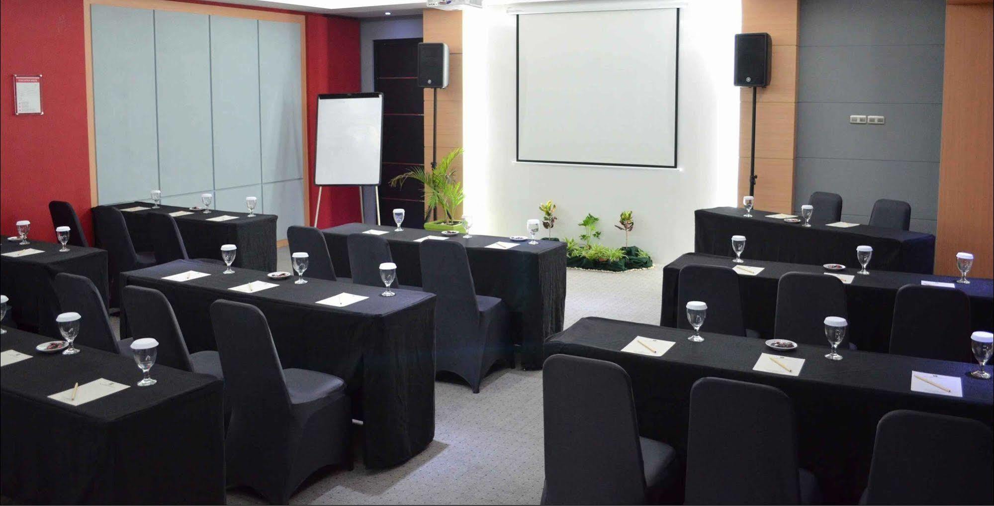 Arcadia Surabaya Hotel Luaran gambar
