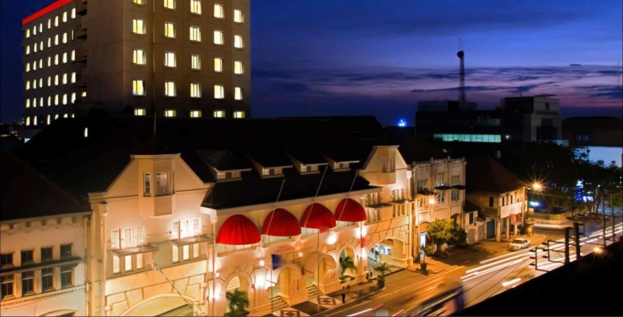 Arcadia Surabaya Hotel Luaran gambar