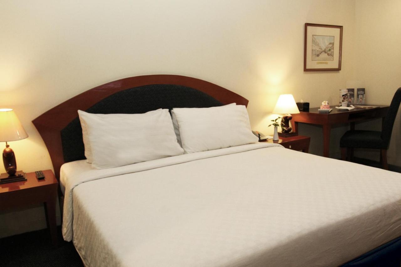 Arcadia Surabaya Hotel Luaran gambar