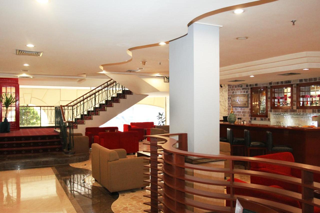 Arcadia Surabaya Hotel Luaran gambar